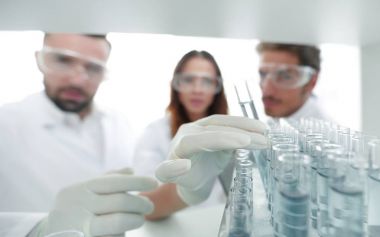 arka plan görüntüsü sıvı cam tüp içinde eğitim bilim adamları bir grup olduğunu.