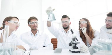 Birlikte laboratuarda çalışan bilim adamlarının ekip