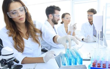 Bilim adamları laboratuarda test tüpleri ile incelenmesi.