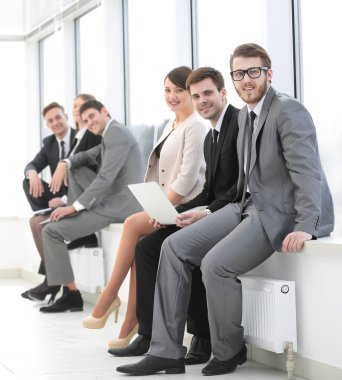 ofis lobisinde oturan iş takım