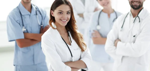 Aantrekkelijke vrouwelijke arts met medische stethoscoop voor medische groep — Stockfoto