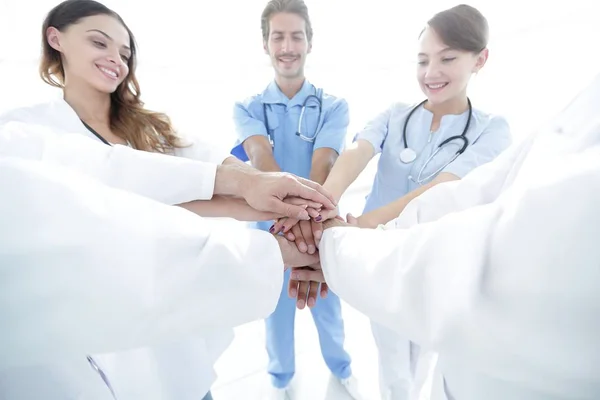 Ärzte und Krankenschwestern in einem medizinischen Team beim Händestapeln — Stockfoto