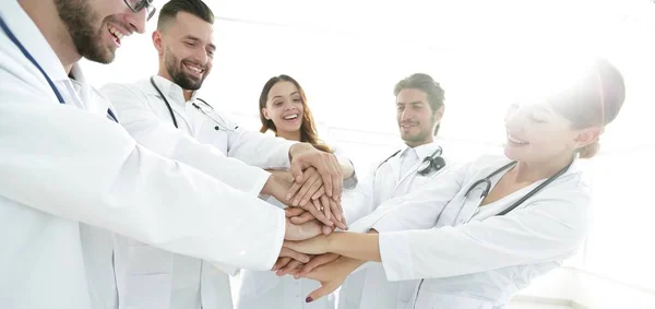 Grupo de estagiários médicos mostra sua unidade — Fotografia de Stock