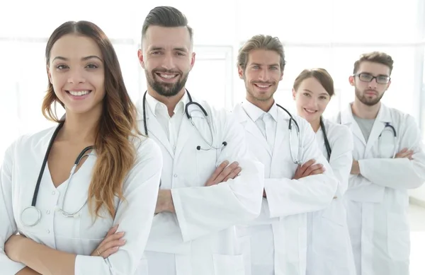Πορτρέτο του ιατρική ομάδα στέκεται με τα χέρια σταυρωμένα στο νοσοκομείο — Φωτογραφία Αρχείου