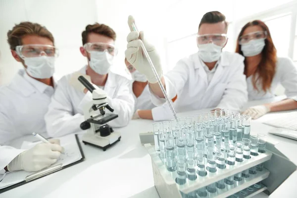 Kimyasal laboratuvar çalışması sırasında bilim adamları