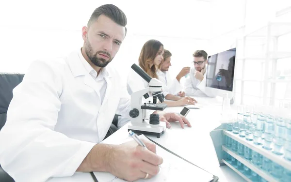 Giovane scienziato lavora in laboratorio. — Foto Stock