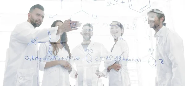 Группа лабораторных ученых обсуждает свои исследования в лаборатории . — стоковое фото
