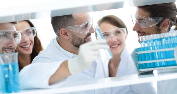 Primer plano de un médico-farmacéutico y colegas que trabajan en el laboratorio . — Foto de Stock