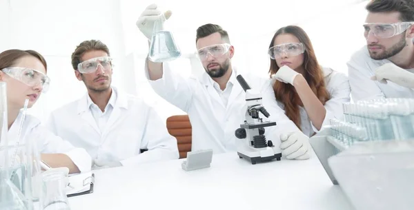 Equipo de científicos trabajando juntos en el laboratorio — Foto de Stock