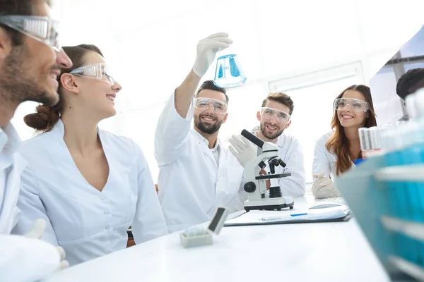 生化学研究室で作業している若い労働者のグループ, — ストック写真