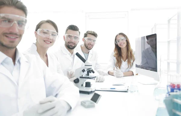Αρσενικό επιστήμονας και η ομάδα στο εργαστήριο. — Φωτογραφία Αρχείου