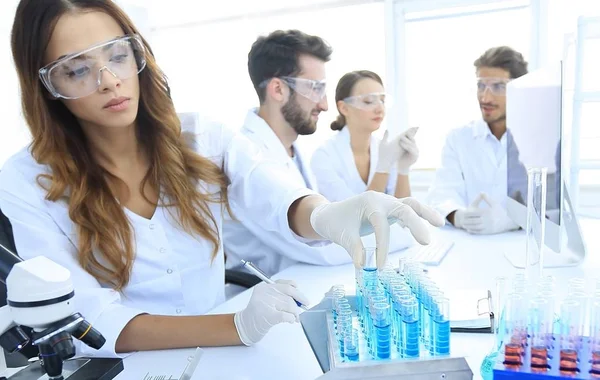 Bilim adamları laboratuarda test tüpleri ile incelenmesi.