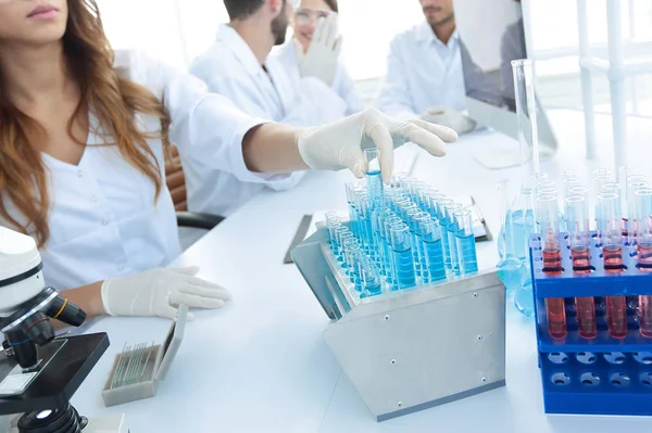 Forskare undersöker i labbet med provrör. — Stockfoto