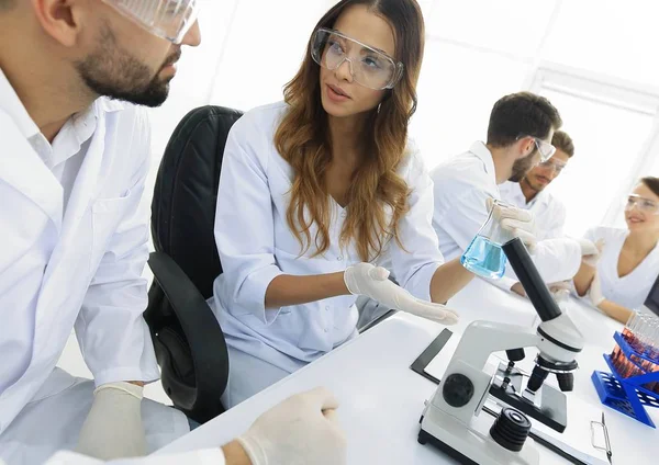 Laboratoriumpersoneel op de werkplek — Stockfoto