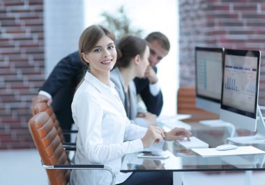 Masada oturan genç bir çalışan.