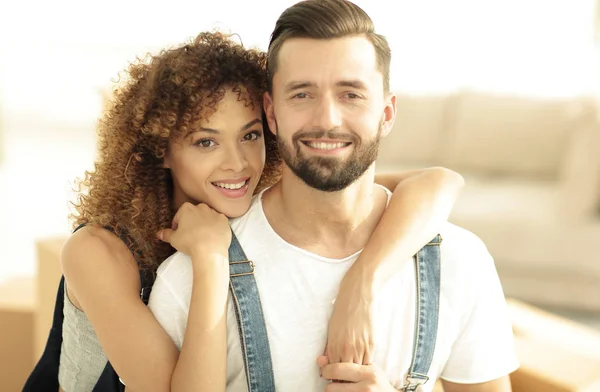 Close-up of the newlyweds on the background of a new apartment — Stock Photo, Image