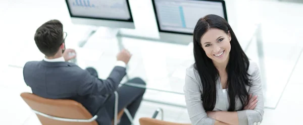 Mujer de negocios exitosa en el fondo de un lugar de trabajo moderno — Foto de Stock