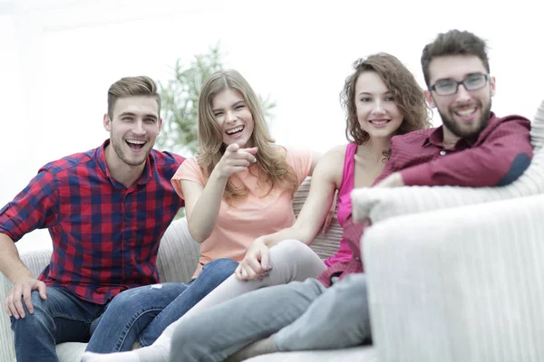 Ομάδα ευτυχισμένος νέων ανθρώπων που κάθεται στον καναπέ — Φωτογραφία Αρχείου