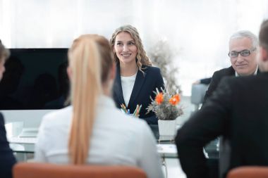 Toplantıda kağıtları tartışan kendine güvenen iş ortakları grubu