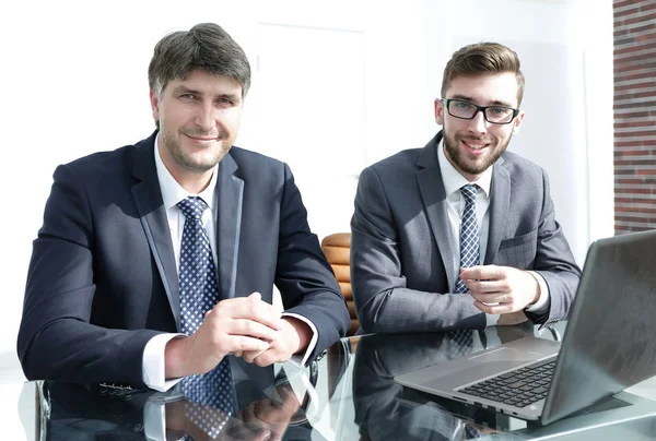 Portret dwóch ludzi biznesu, siedząc przy biurku — Zdjęcie stockowe