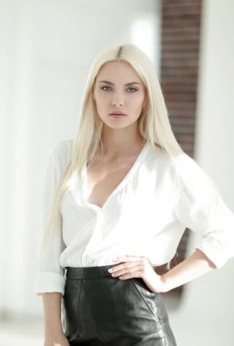 Kendine güvenen genç iş kadını portresi