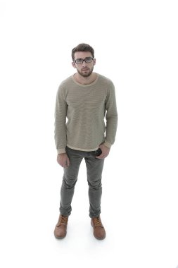 ciddi bir genç adam portresi. Fotoğrafta tam uzunlukta
