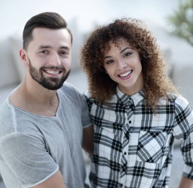 mutlu genç çift birbirlerine sarılıyor.