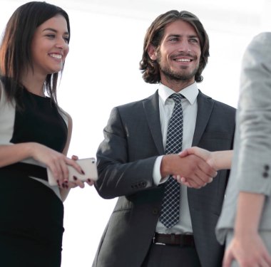 İş adamları geniş pencereli odaya karşı el sıkışıyor