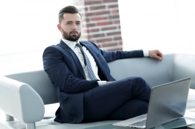Ofis lobisinde oturan başarılı bir iş adamı portresi.