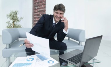 İş adamı, bir ortakla mali sorunları tartışıyor