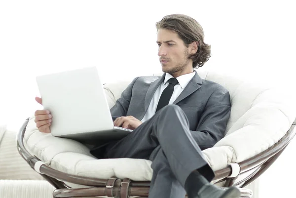 Moderna affärsman med en bärbar dator sitter i en snygg bekväm stol — Stockfoto