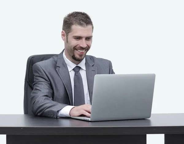 Closeup.Happy üzletember dolgozik laptop, ülő-on iskolapad — Stock Fotó