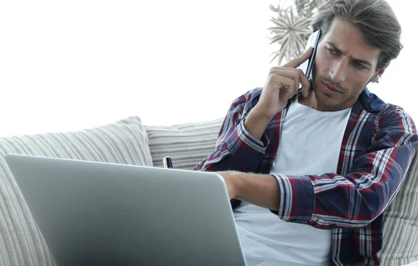 Hombre moderno que trabaja con documentos financieros en la sala de estar — Foto de Stock