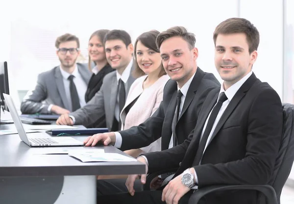 Gerente de projeto e equipe profissional de negócios sentados na mesa — Fotografia de Stock