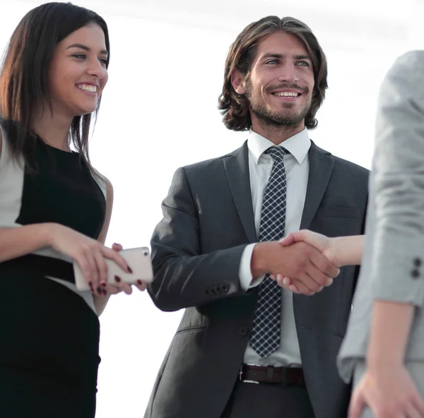 İş adamları geniş pencereli odaya karşı el sıkışıyor