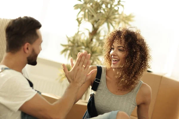 Birbirimizi beş yeni bir ev ile veren genç Çift