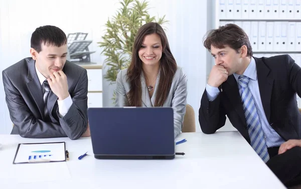 Equipe de negócios discute plano de trabalho — Fotografia de Stock