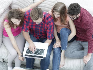 Dizüstü bilgisayarı olan bir grup arkadaş videoyu tartışıyorlar.