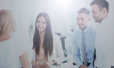 iş toplantısı - iş arkadaşları ile tartışmaya Müdürü