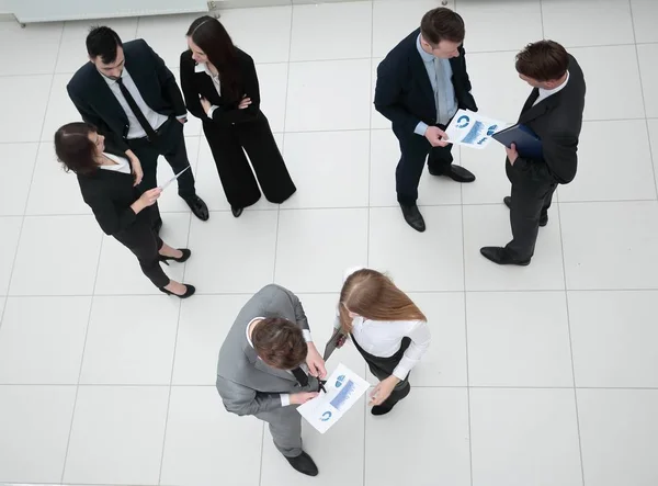 Wirtschaftsteam diskutiert Finanzplan — Stockfoto