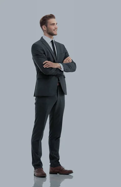 Vista lateral de un hombre de negocios sonriente de pie, sobre fondo blanco —  Fotos de Stock