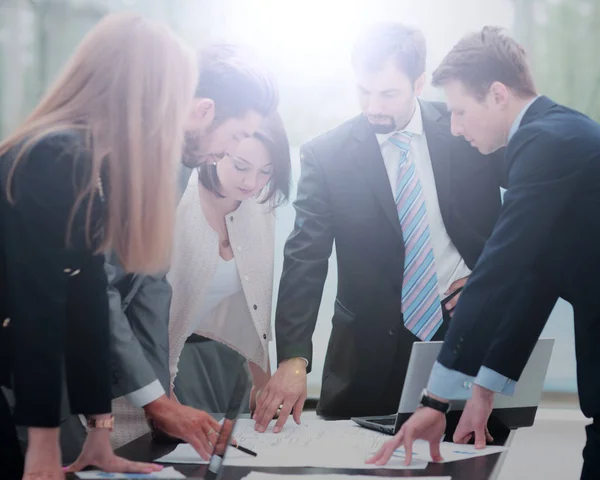 Uomini d'affari. Business team al lavoro sul loro progetto di business — Foto Stock