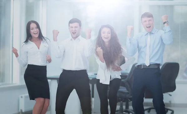 Concept de travail d'équipe : équipe d'affaires réussie debout dans le bureau — Photo