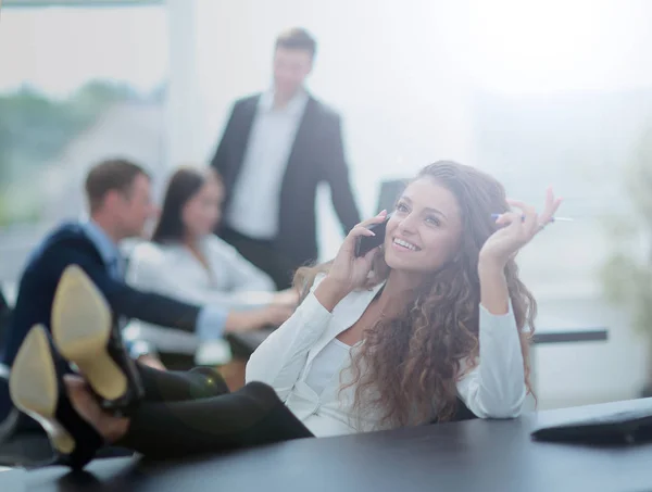 Concepto de negocio y oficina - mujer de negocios sonriente descansando en —  Fotos de Stock