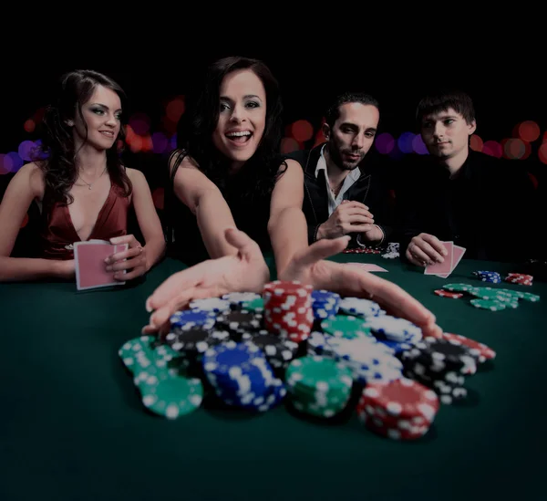 Jovem bela mulher jogando no casino — Fotografia de Stock