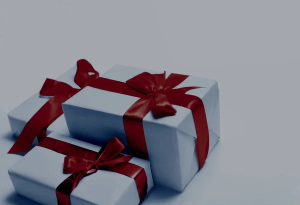 Weiße Geschenke mit roter Schleife, isoliert auf weiß — Stockfoto