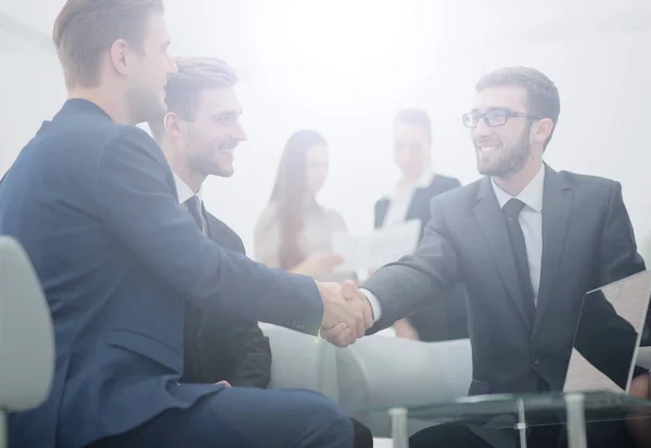 Reifer Geschäftsmann schüttelt seiner Partnerin die Hand, um einen Deal zu besiegeln — Stockfoto