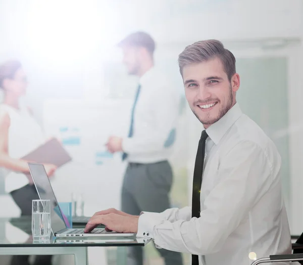 Exitosa presentación comercial de un hombre en la oficina — Foto de Stock