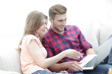 genç kadın sevgilisi gösterilen fotoğraf üstünde laptop.