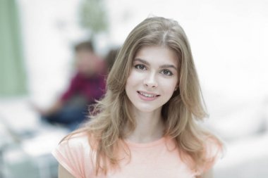 başarılı öğrenci kızlar arka planda sınıf